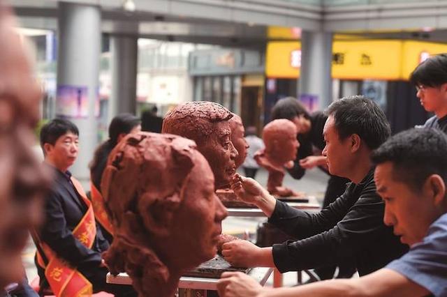 南京栖霞：艺术家创作雕塑 致敬最美劳动者