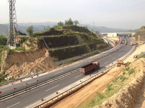 2015年8月跨青银高速离石西天桥静力切割拆除工程圆满竣工