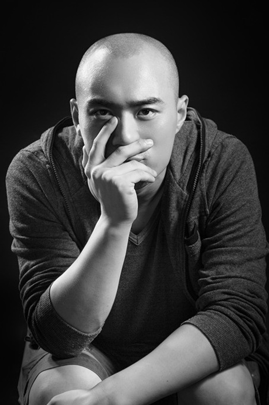 每块色彩和黑白,都附加一份对它的敬畏;每段或弯或挺得线条,都抬腿准备踹我一脚,提醒着专注与平和,并美美笑道: “一颗工匠的心+对它敬畏的信仰,足够做好每件事。”