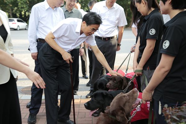 中国残联主席程凯调研中国导盲犬大连培训基地