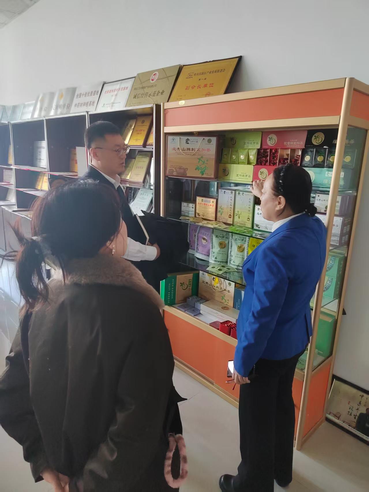 2025年12月2日，哈市松北區管委會王斌副主任一行4人，到公司考察調研，為企業排憂解難。推進刺五加產業深度融合發展。