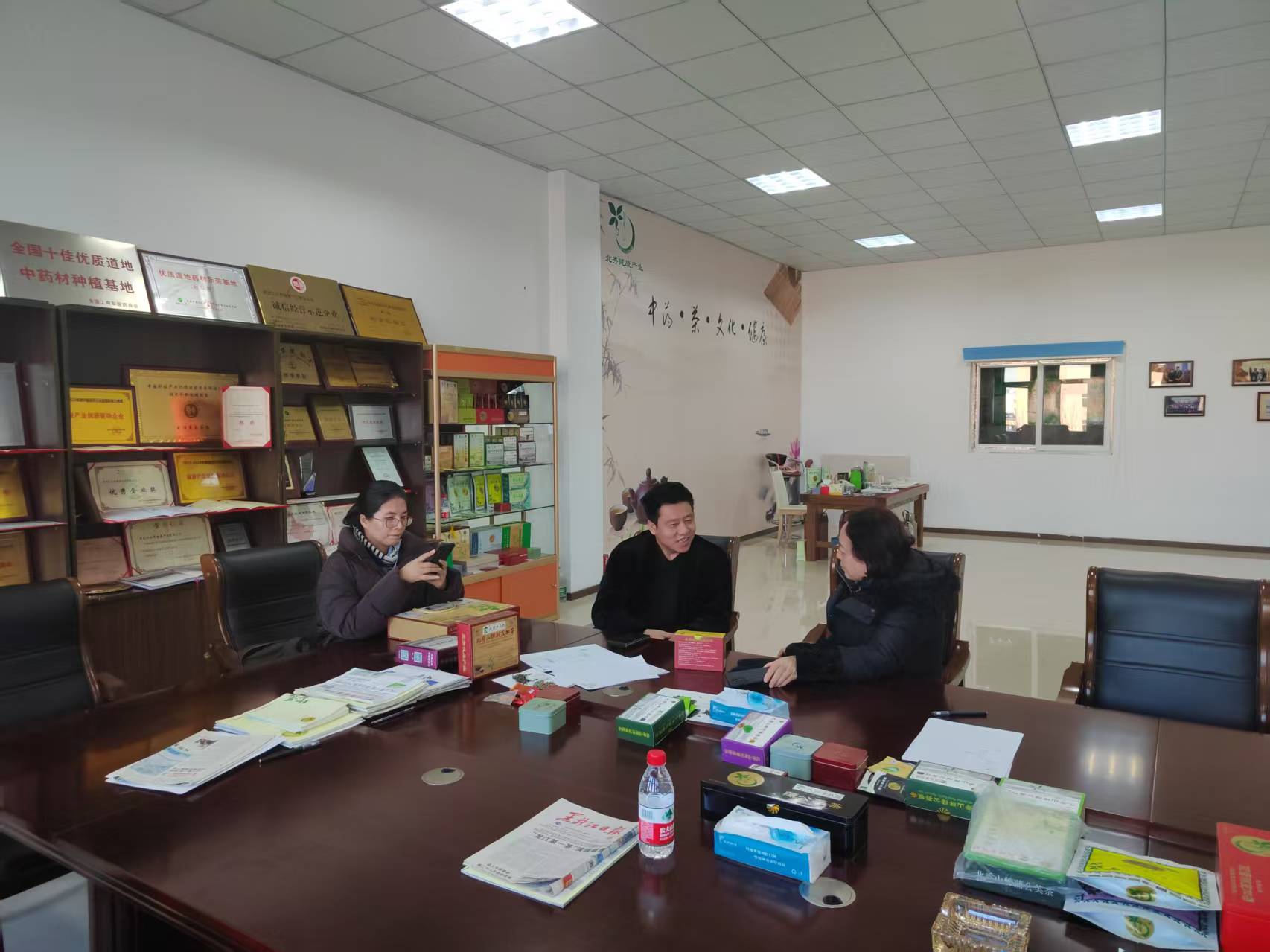 2026年1月14日，“九珍十八品”新零售有限公司总经理李总和主播怡秋到黑龙江北秀健康产业有限公司进行产品调研和考察，于1月31日，由怡秋主播给公司蒲公英茶产品开直播带货销售。