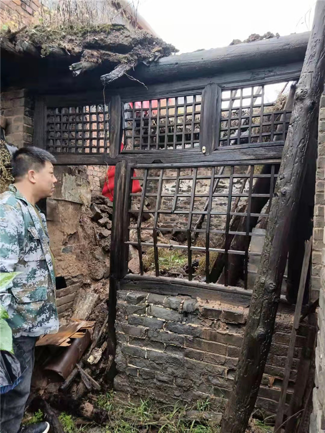 我村党支部书记赵琪查看村民危房