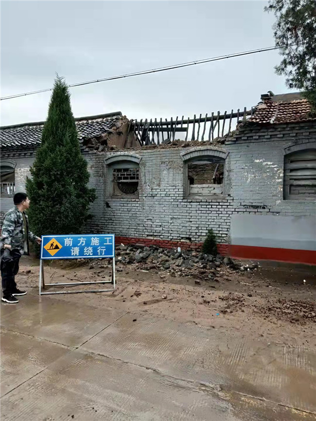 我村党支部书记赵琪查看村民危房