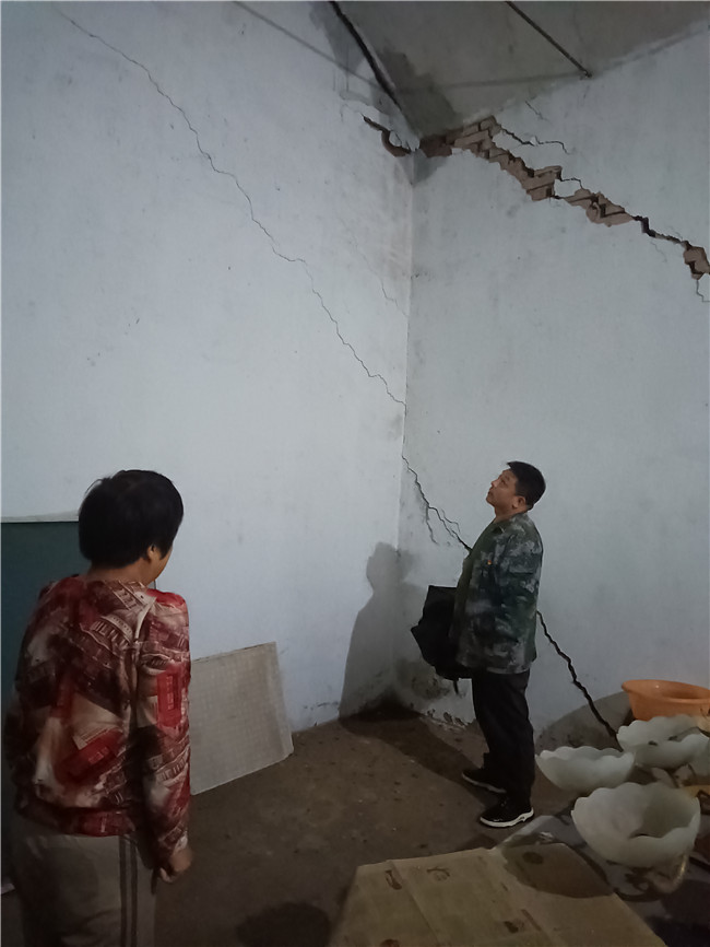 我村党支部书记赵琪查看村民危房