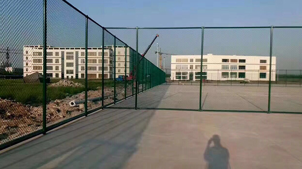 体育场围网的浸塑和喷塑之间的区别