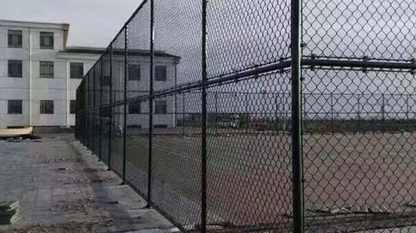 体育场护栏网安装时，如何将网子拉紧使用？