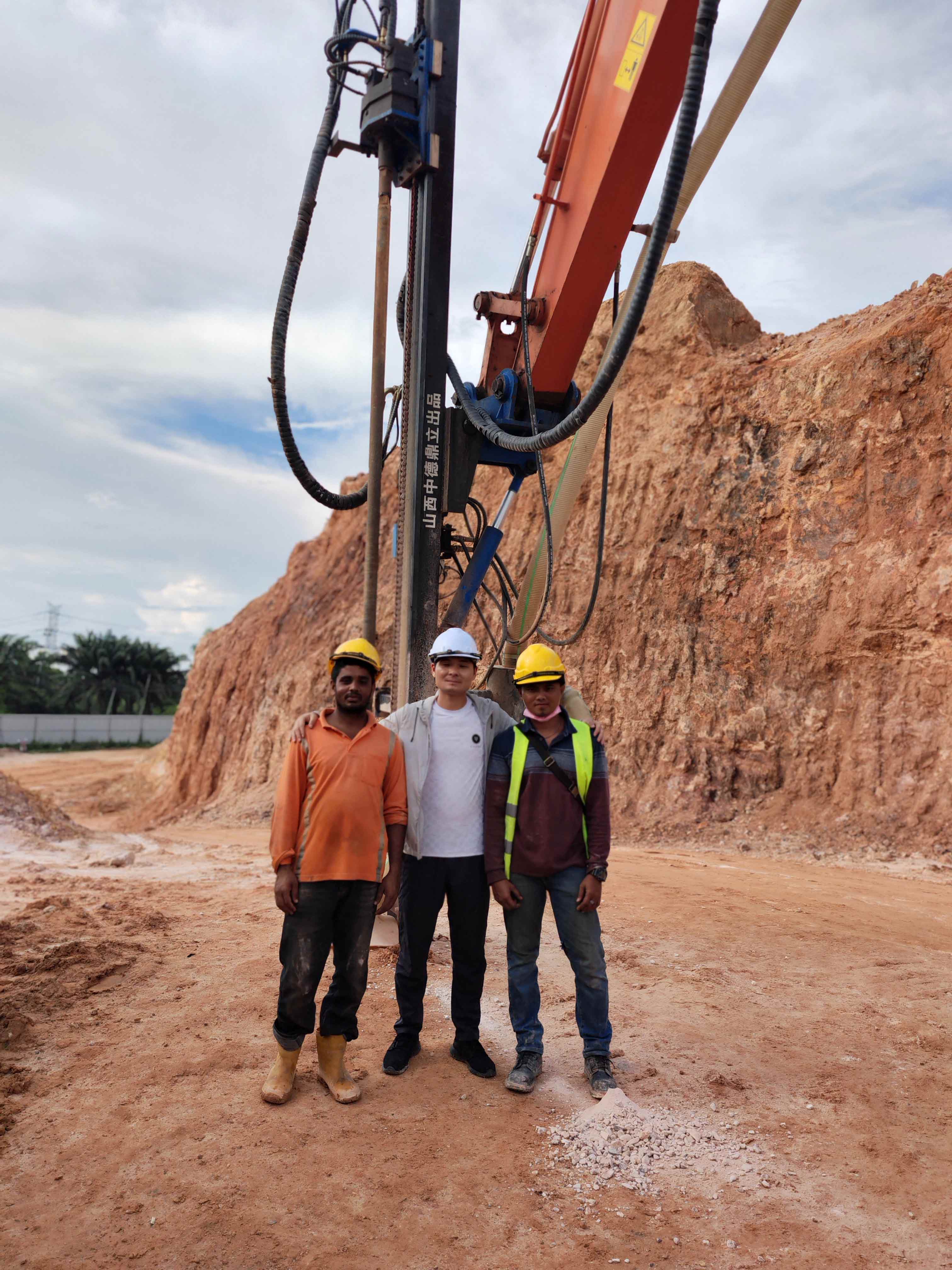 马来西亚  挖改钻机调试完毕