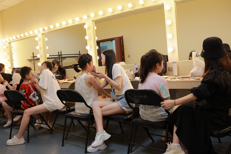 小乐学员为中国新声代节目选手化妆造型