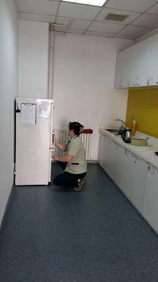 保潔員冰箱清潔作業