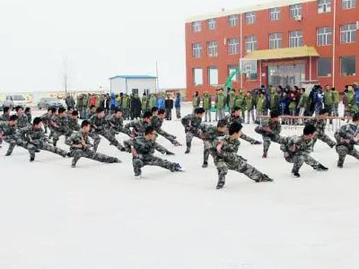 2016年11月10日，初冬时节，瑞雪将至。由谦德学校政教处主办，全体师生以班级为单位集体参与的“武术精华拳”比赛已圆满落幕。