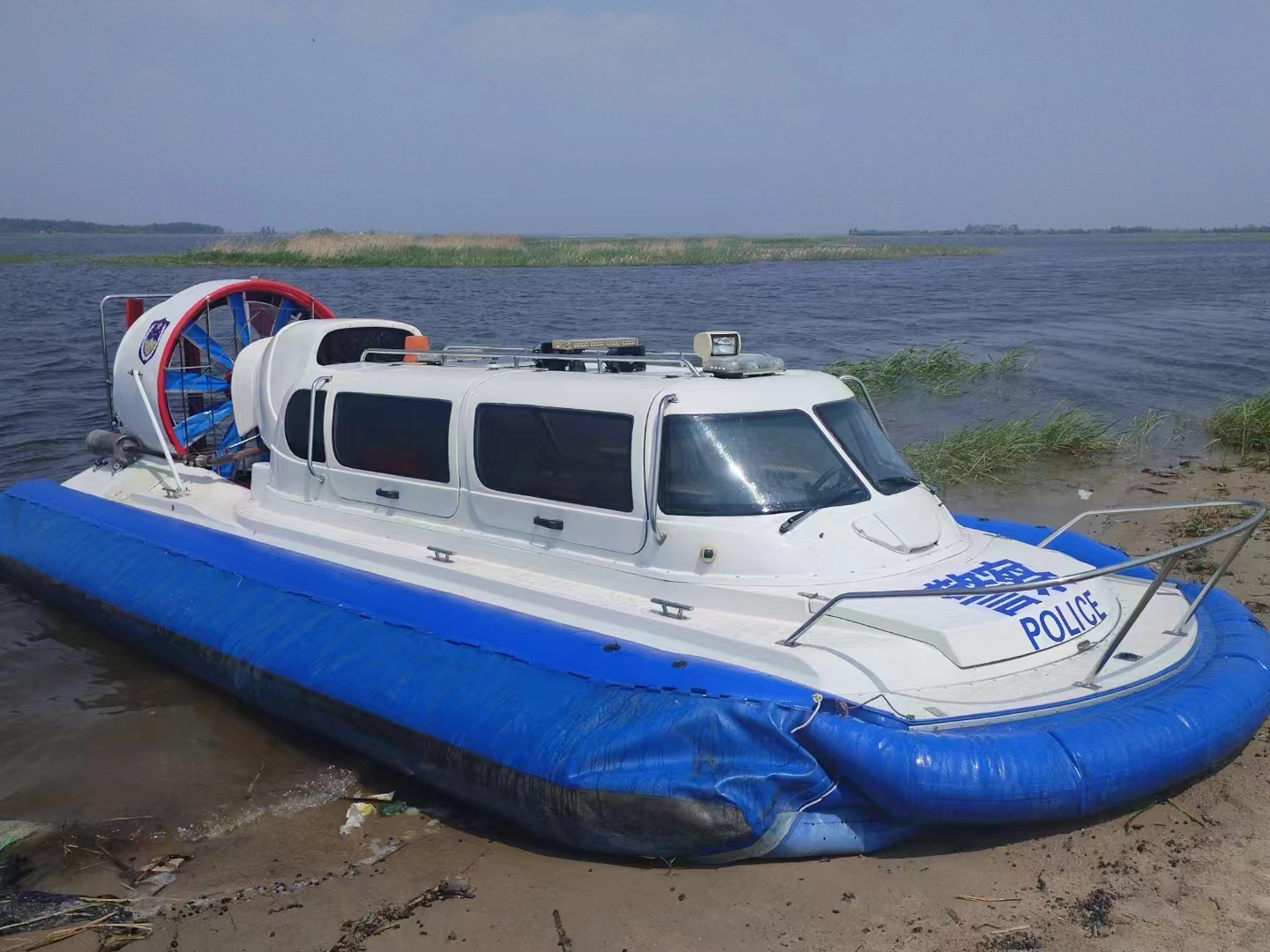 LH-800白色水陆两栖气垫船