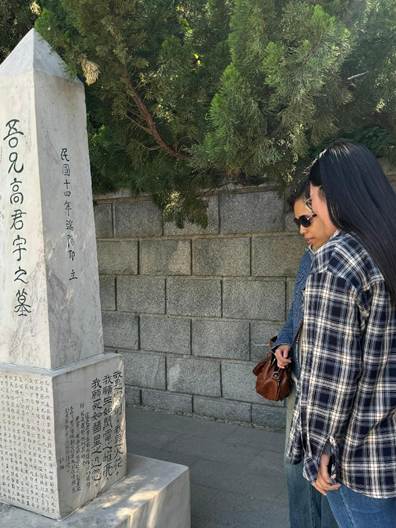 深情诵读高君宇写给恋人的信札片段：“我是宝剑，我是火花，我愿生如闪电之耀亮，我愿死如彗星之迅忽。”