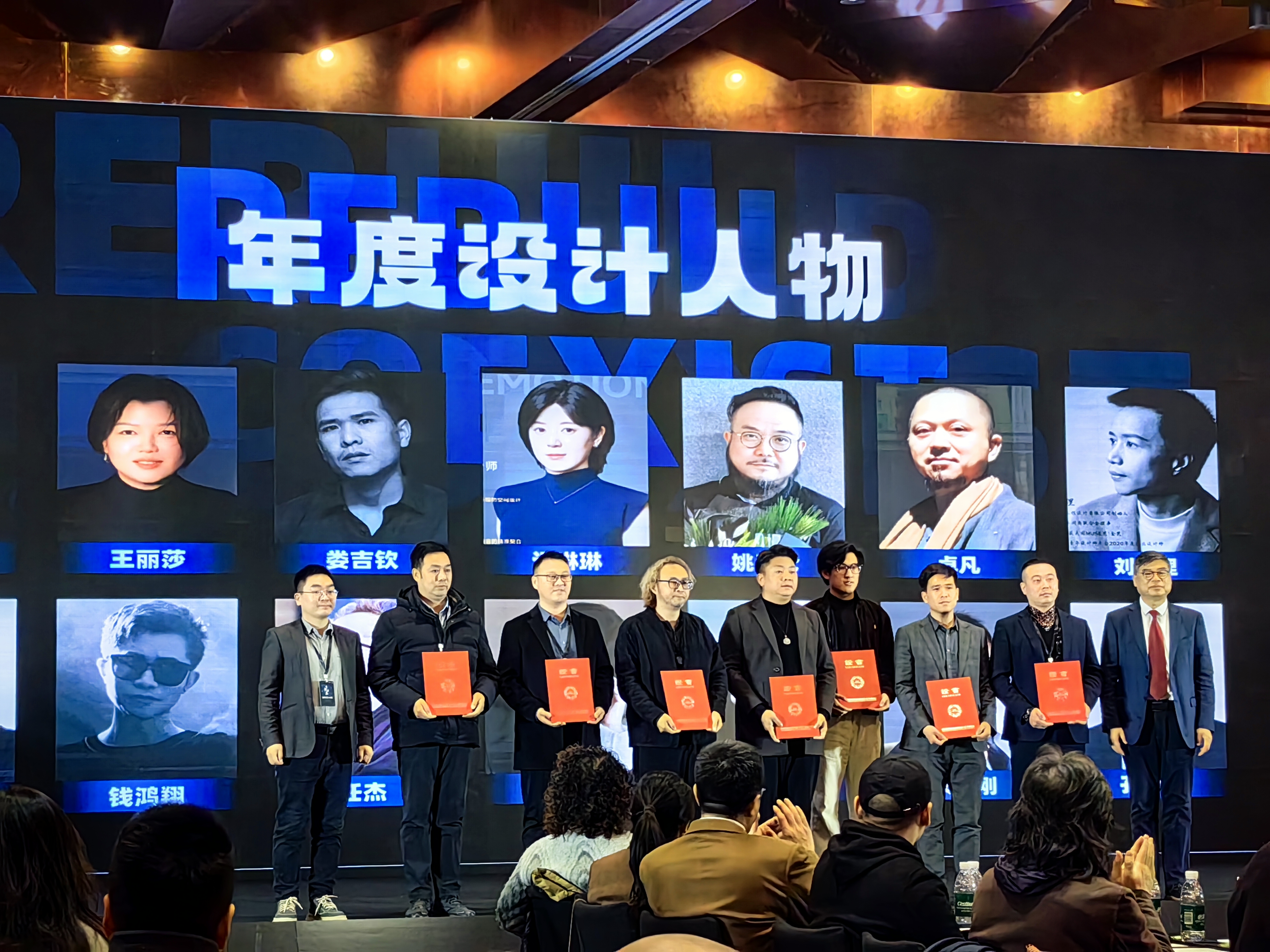 热烈祝贺我机构设计总监宋建刚先生荣获设博会华鼎奖年度设计人物奖