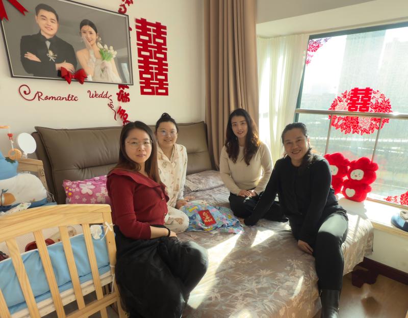 温情关怀进家门 当好职工“娘家人”