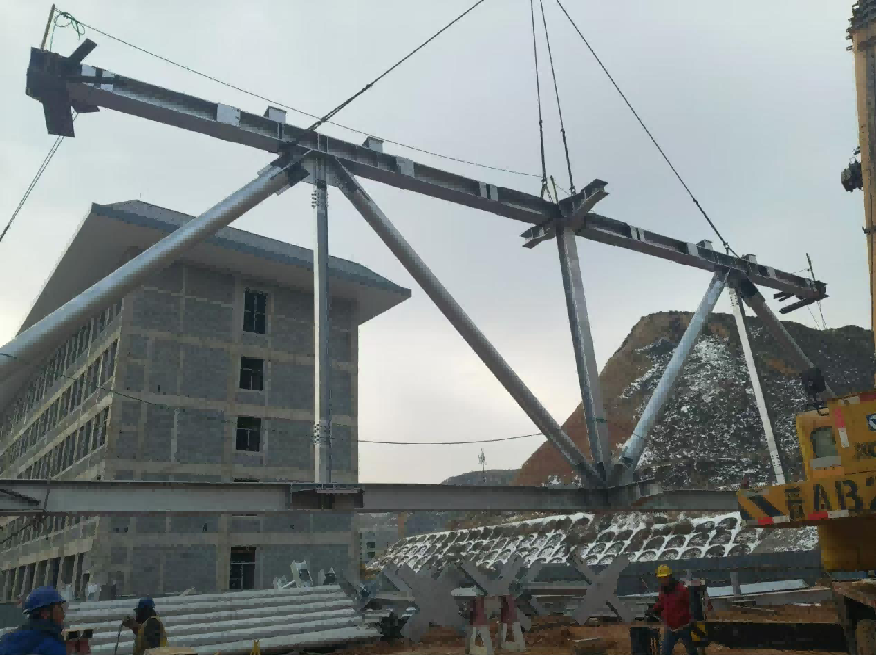 華電錦興興縣2×350MW1#機組直接空冷鋼結構部分首榀組件吊裝順利完成