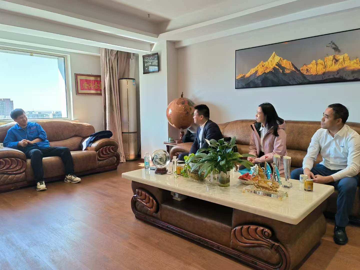 诚挚欢迎康力电梯股份有限公司前线执行总裁陈总一行3人莅临齐齐哈尔市杭奥电梯公司参观交流,相互学习!