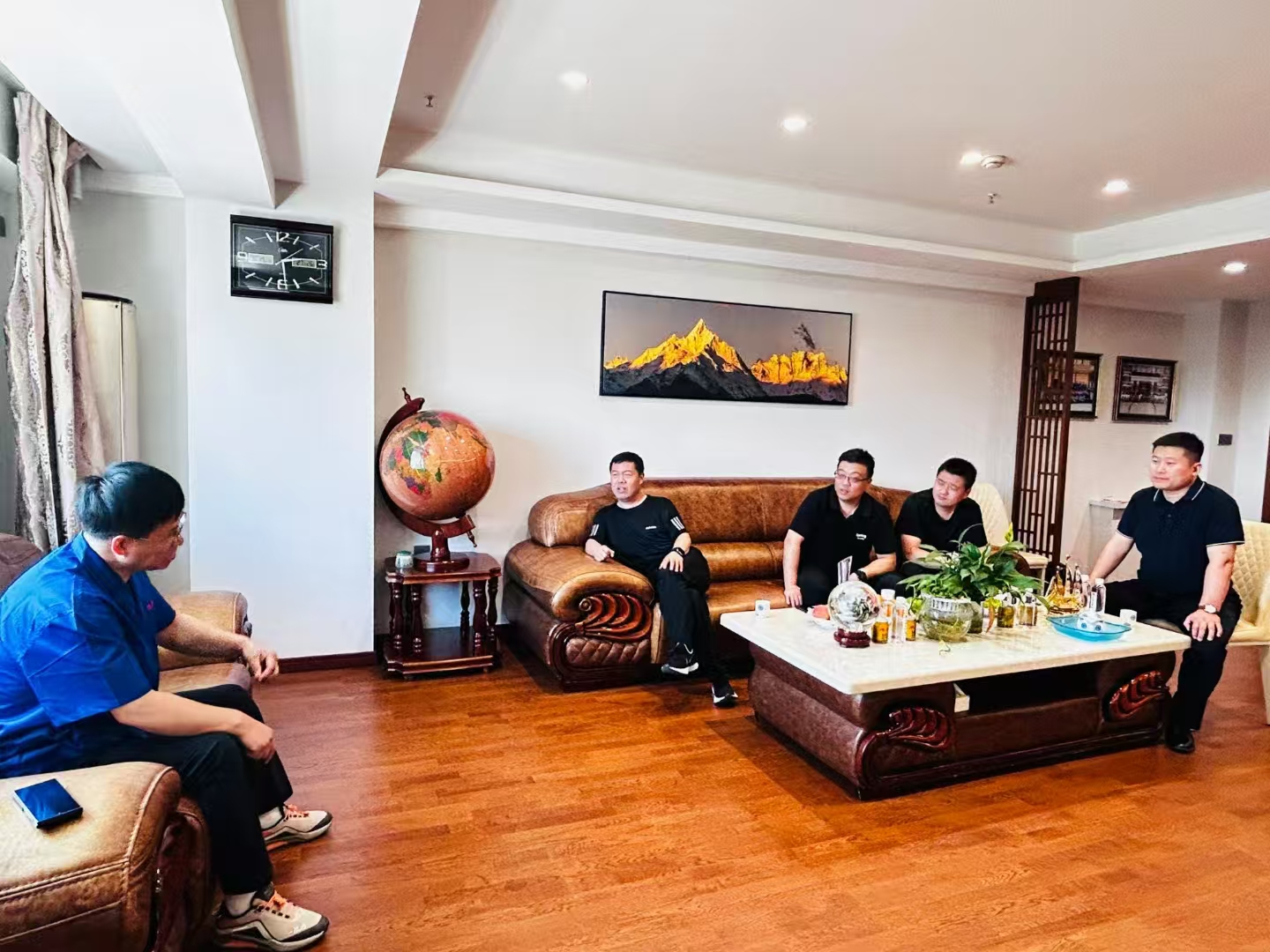 热烈欢迎山东富士制御电梯有限公司刘董事长一行4人莅临齐齐哈尔市杭奥电梯公司参观交流,相互学习!