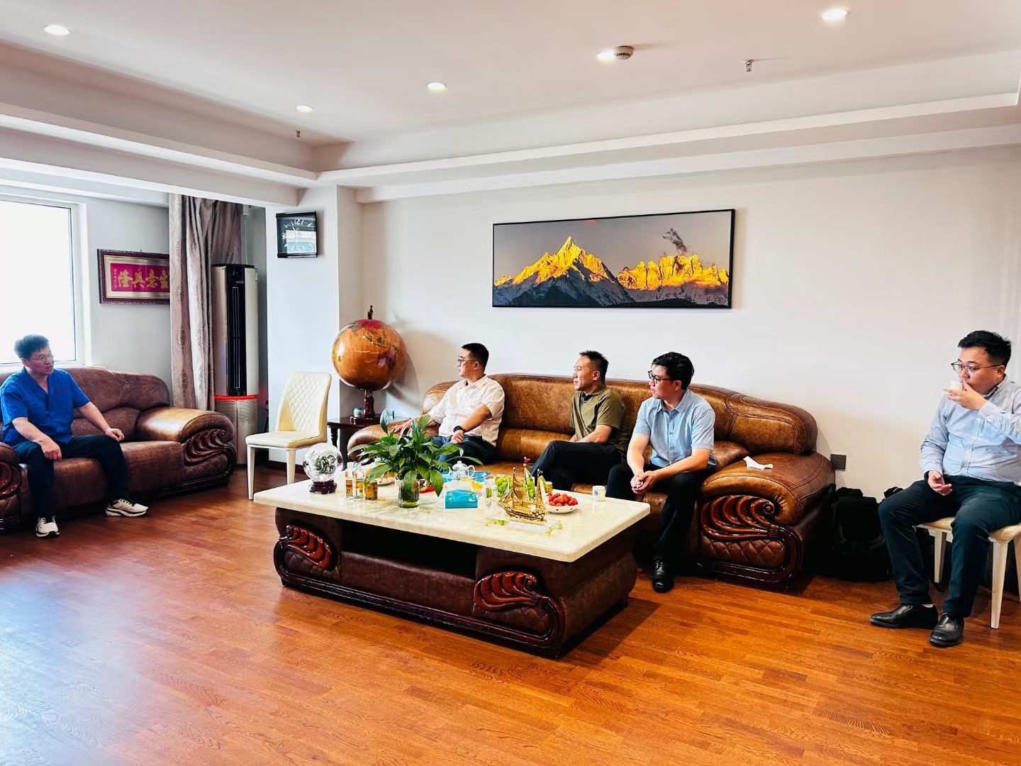 行业交流,共探发展!7月3日,沈阳远大智能工业集团股份有限公司国内运营总裁邹宽、服务总裁王爽一行4人莅临齐齐哈尔市杭奥电梯公司参观交流。