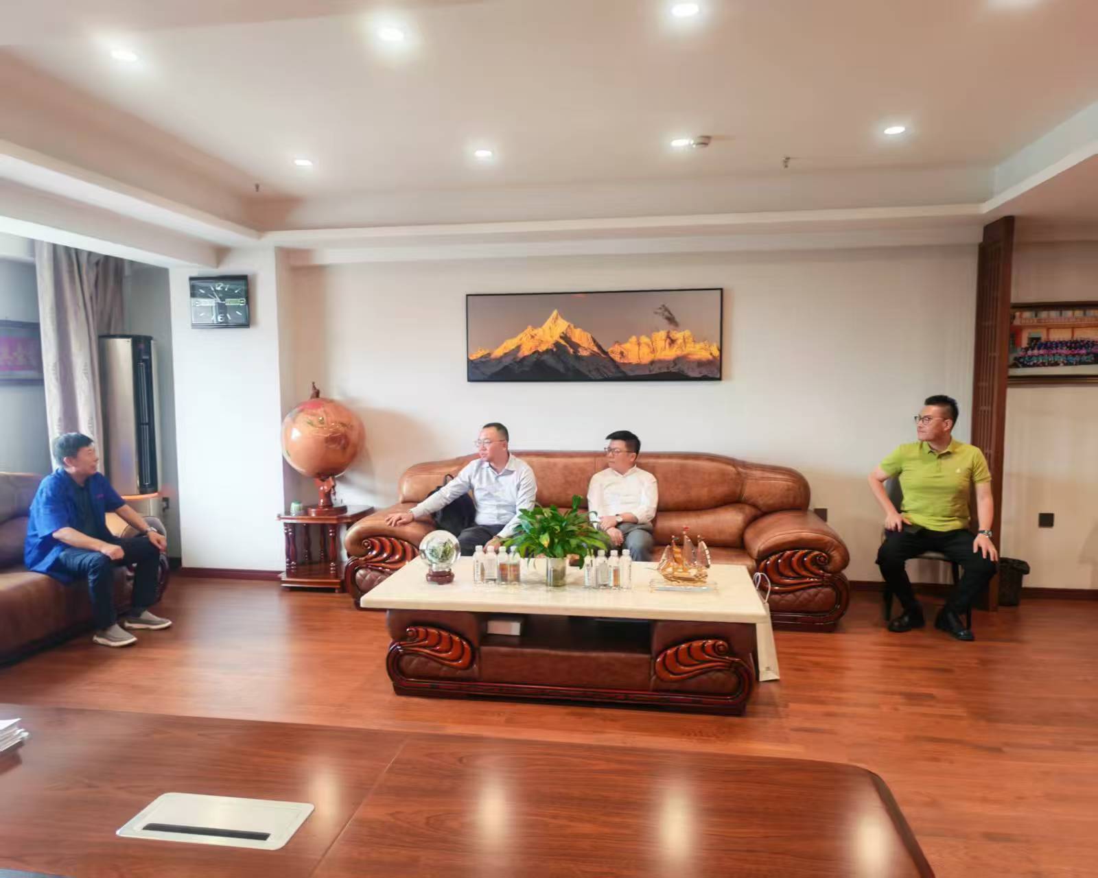 诚挚欢迎西子电梯科技有限公司营销中心副总裁柴圆欣、北大区区总丁国强等一行3人莅临齐齐哈尔市杭奥电梯公司参观交流。