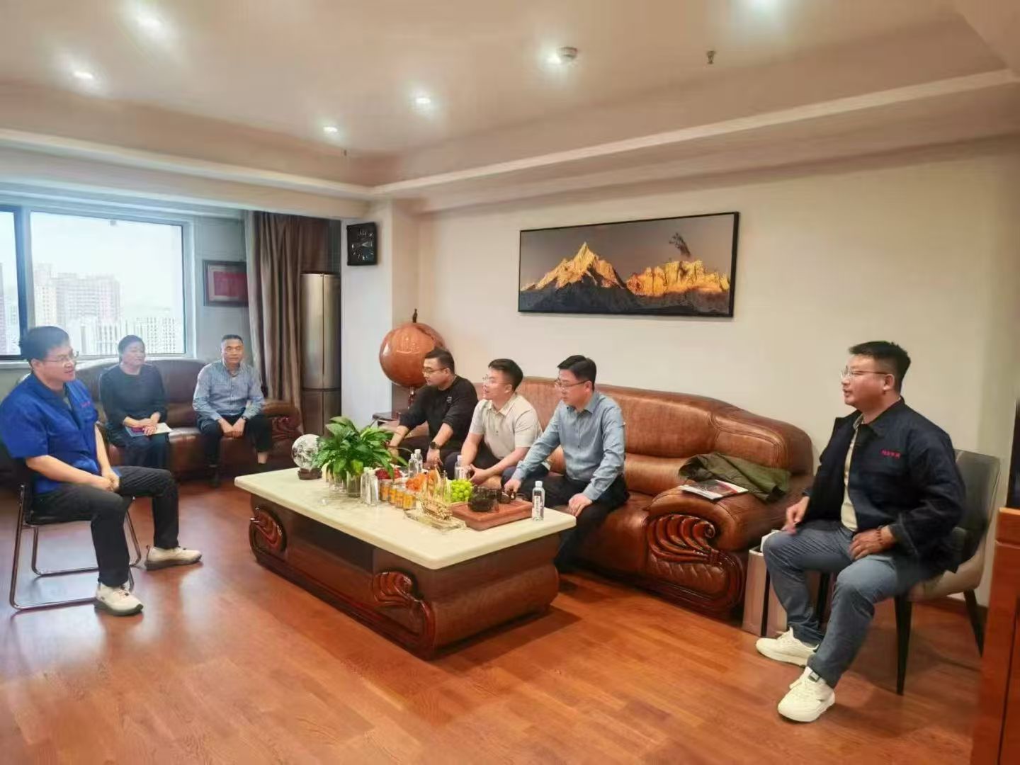 诚挚欢迎苏州铃木电梯有限公司褚总，肖总，沈总一行6人莅临齐齐哈尔市杭奥电梯公司参观交流，相互学习！