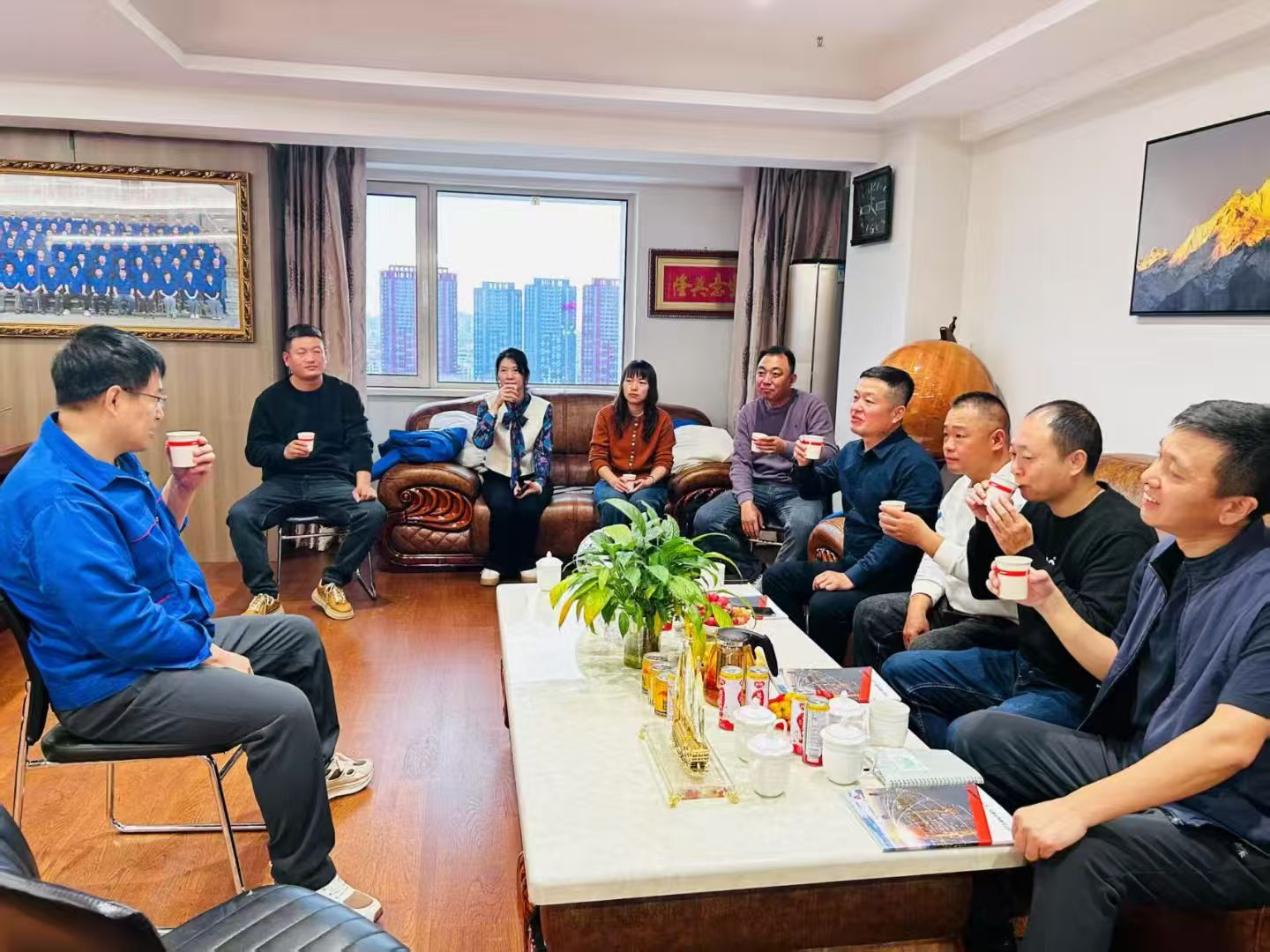 行业交流促发展，经验互鉴共提升！10.27河北西子奥机电设备贸易有限公司冯总一行8人莅临齐齐哈尔市杭奥电梯公司参观交流，相互学习！