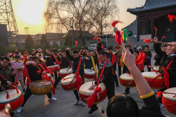 家人们，来直播间看村晚了