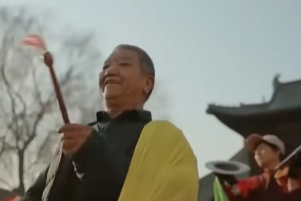 山西男子带村民办村晚年味十足，一声吆喝乡亲们自带才艺都来了