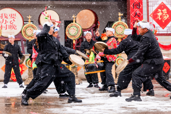 威风锣鼓敲起来 和美乡村火起来