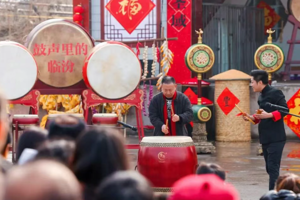 他和百位村民，办了场威风村晚