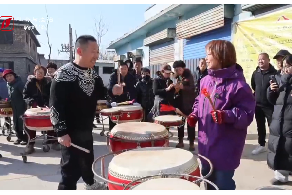 听说，现在的00后都喜欢玩这个？美女直播直呼过瘾