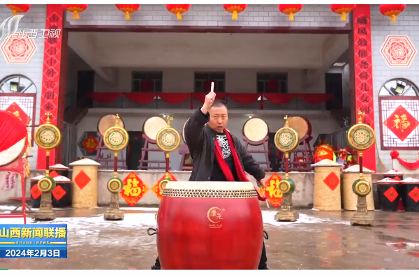 【新春走基层】“村晚”锣鼓擂“浓”了年味