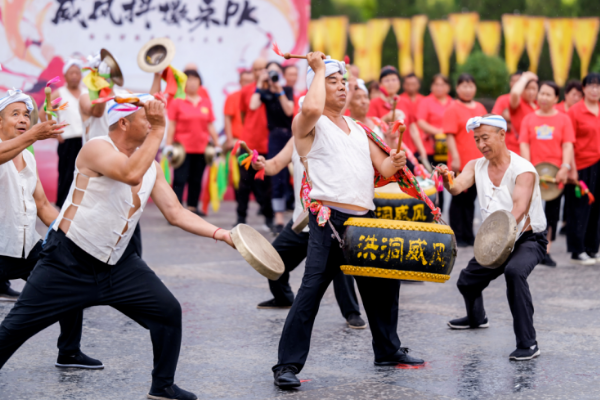 热点｜“威风凛凛的大爷”组团“开打”？网友：被硬控了……