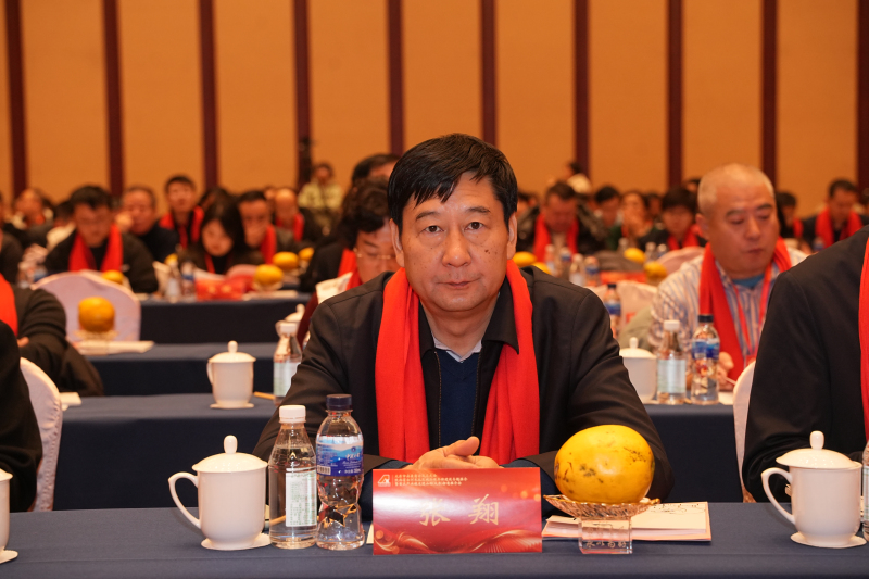 24/12/11陕西省粮食局原副局长张翔在太原市安康商会成立大会主席台就坐。