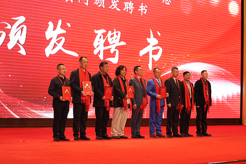 24/12/11白河县人大常委会主任高福宏，太原市安康商会会长张广志共同为商会顾问夏家亮、薛居国、马福荣、李爱东、兰勇、刘宗贤、杨辉颁发聘书。