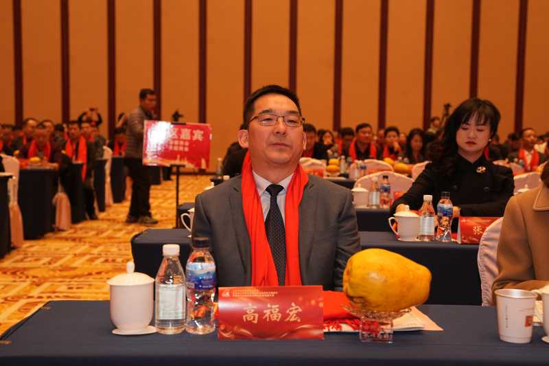 24/12/11白河县人大常委会主任高福宏在太原市安康商会成立大会主席台就坐。