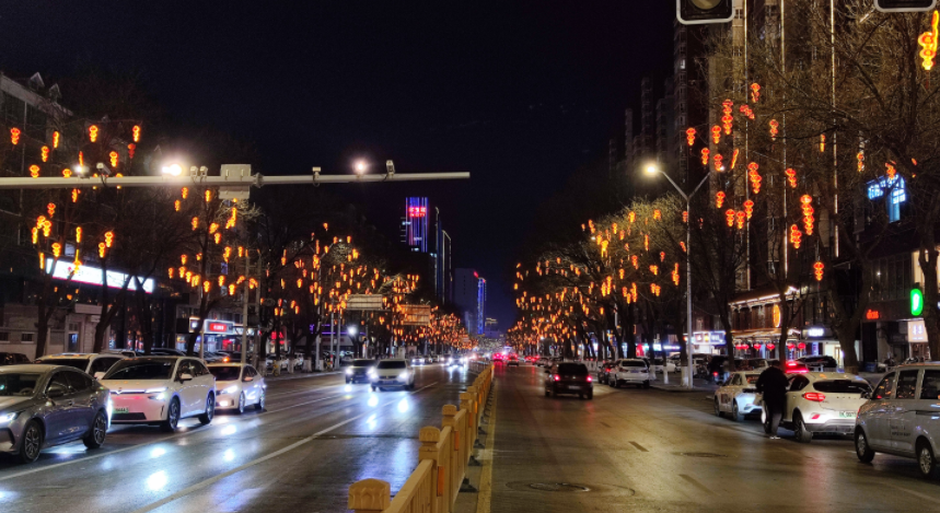 彩灯高挂 “嗅”出多彩年味   昼夜皆景 “靓”出一片绚烂