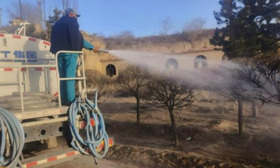 寒冬澆凍水 匠心護綠植