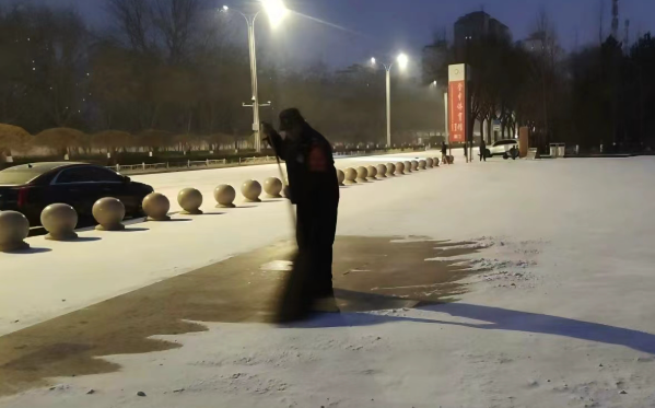 迎战风雪显担当 清雪保畅暖人心