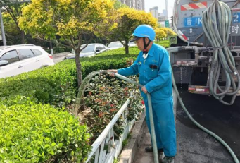 五一在岗守初心 精细养护显担当