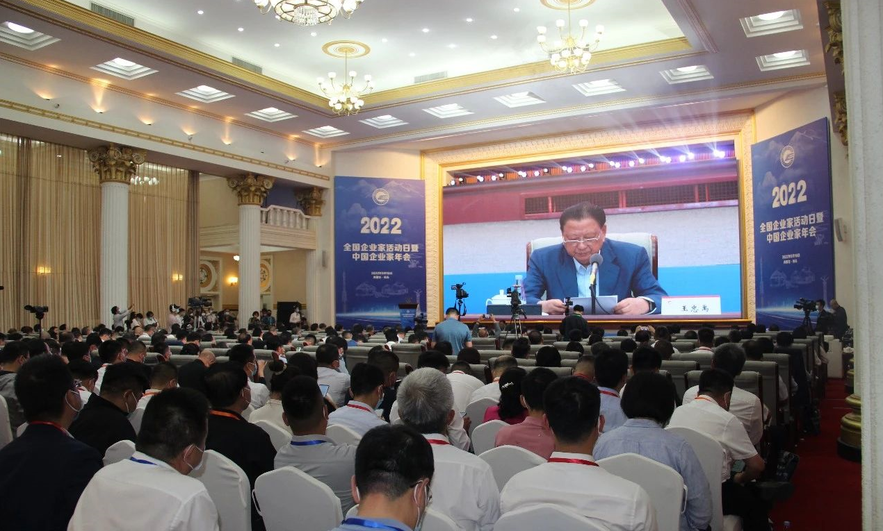 长春圣威雅特服装集团董事长陆小枚获“2021/2022全国优秀企业家”光荣称号