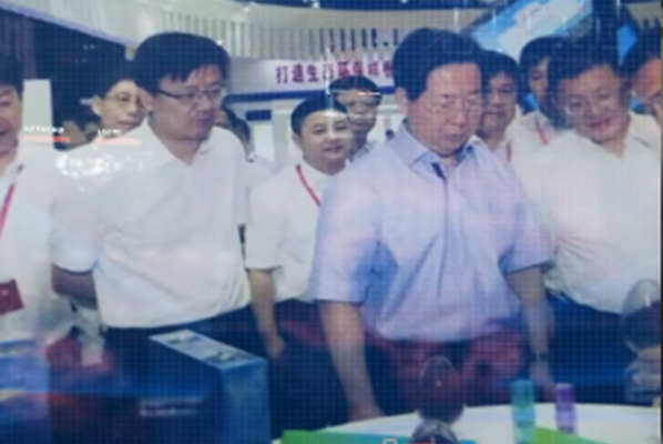 2021年原省委书记楼阳生在展位上指导工作