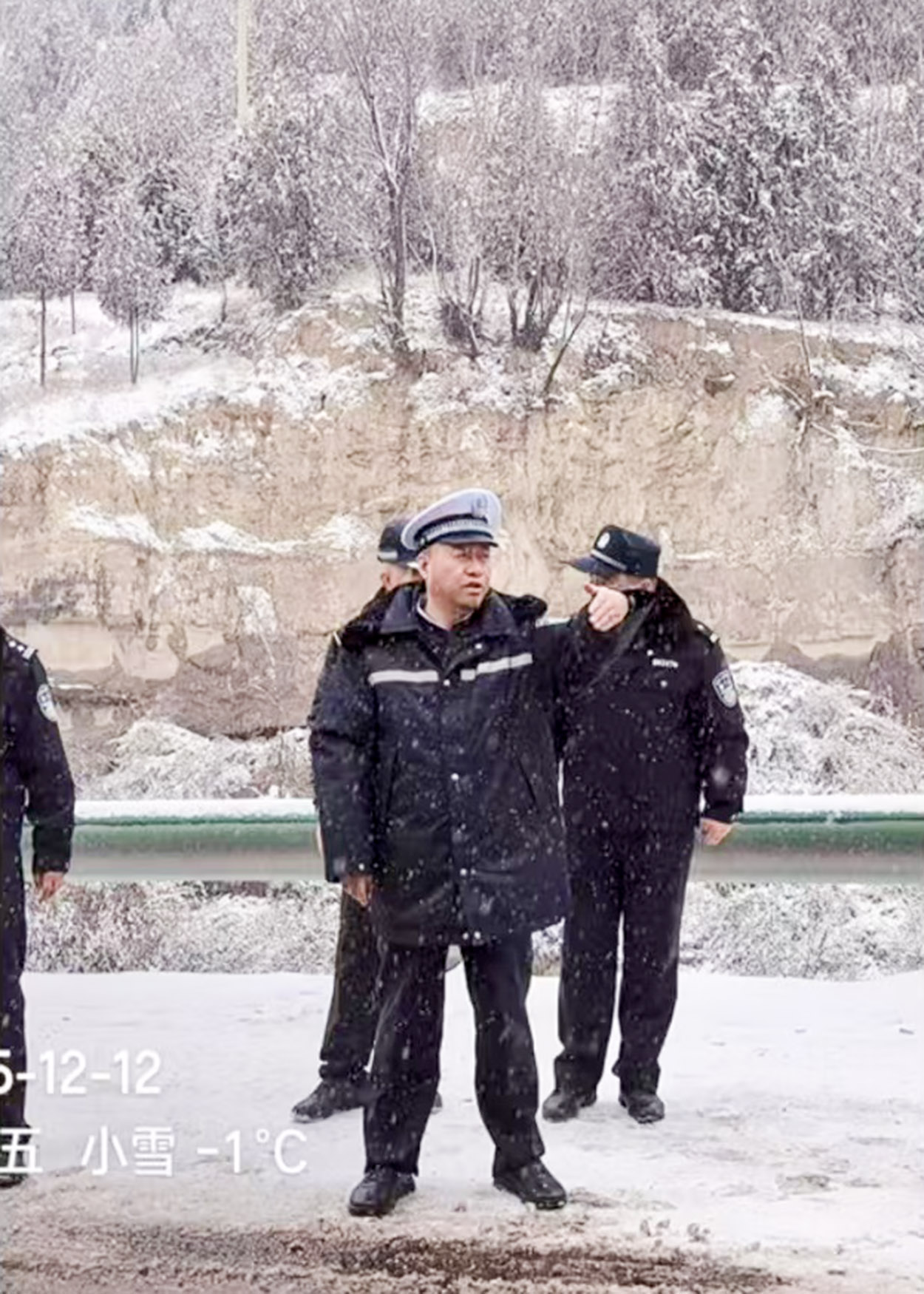 风雪中的荧光绿：临县交警以身为炬守护归途平安