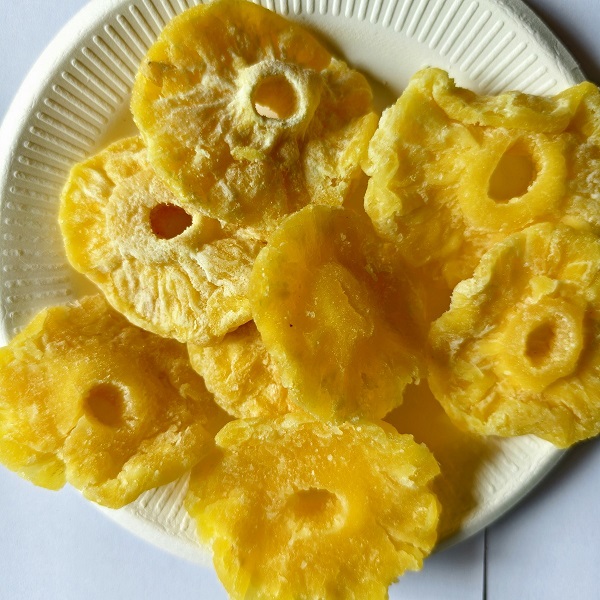 dried pineapple chips