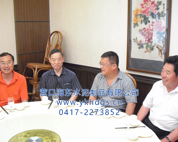公司领导与曹生龙、提秘书长一起用餐