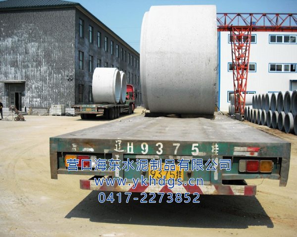 即将出发的三米直径水泥管车队