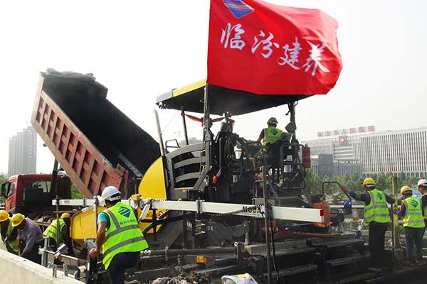 滨河西路立交桥铺设沥青工程2