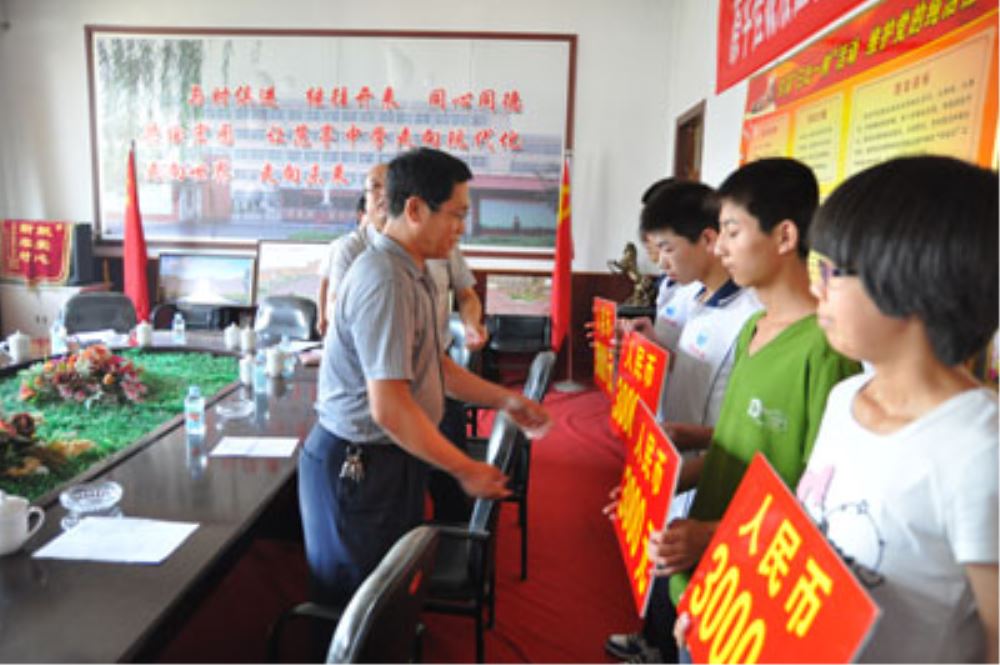 山西省佳诚液压公司董事长赵明海向范亭中学高二年级的学生捐款