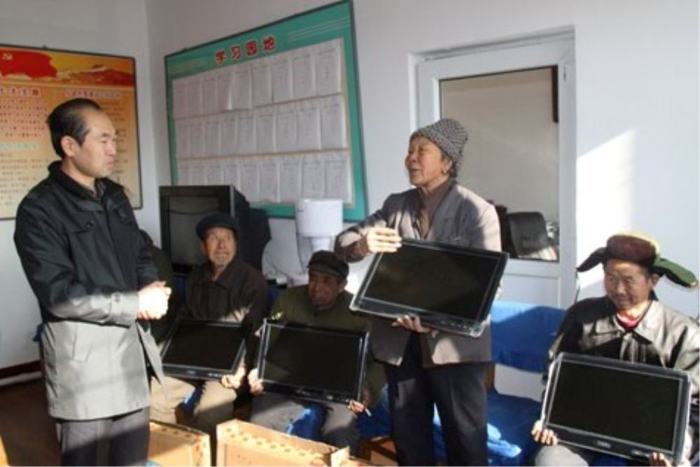 山西省原平市东大商贸有限公司向楼板寨乡等贫困户捐赠液晶电视机