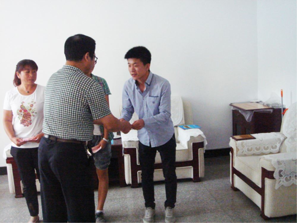 赵明海董事长继续捐助范中贫困学生